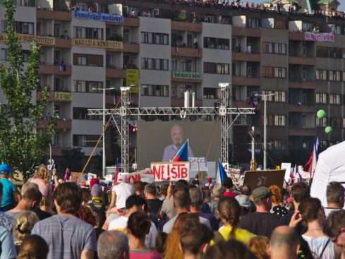 Zdeněk Svěrák promlouvá k sta tisícům demonstrantů