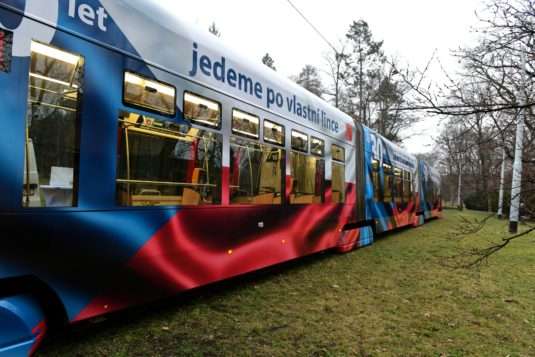 Tramvaj s trikolorou jezdí na lince číslo 18